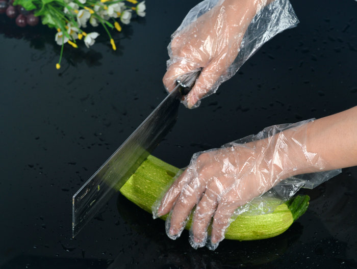 Jednorázové rukavice pro domácnost v kuchyňském oleji